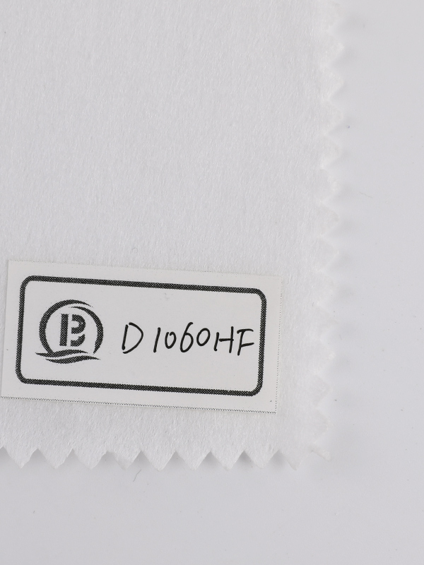 โพลีเอสเตอร์ 1060HF พันธะเคมีผ้าไม่ทอที่หลอมละลายได้เสื้อผ้า Handfeeling Interlining